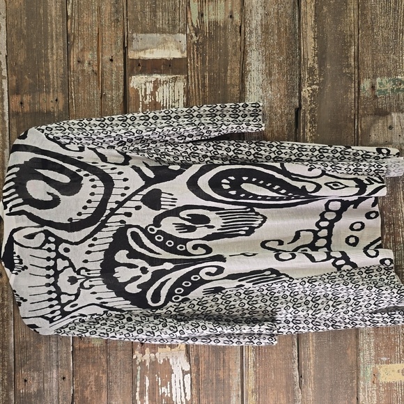 CHICOS Black and White Patterned Women's Cardigan Sweater, Size 2 (M) - Picture 2 of 4